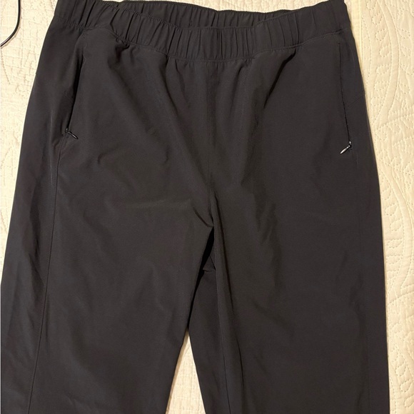 Old Navy Women's Stretch Tech Tapered Run Pant - Picture 6 of 6